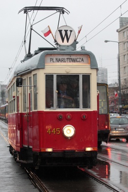 Wsiądź do tramwaju i pomóż dzieciom