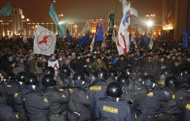 Setki zatrzymanych i rewizje w Mińsku