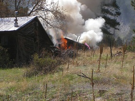 Strażacy ochotnicy podpalali stodoły