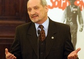 Macierewicz: Nadal brak wielu odpowiedzi