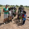 Iwona Nawrot z afrykańskimi dziećmi