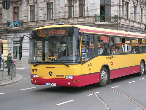 Kto wrzucił autobus?