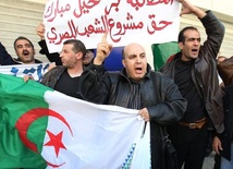 Policjanci zatrzymują manifestację w Algierze