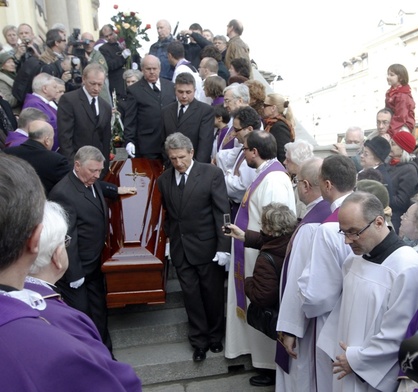 Spoczęła na Starych Powązkach