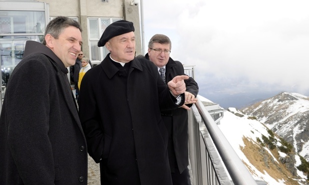 Episkopat patrzy z góry