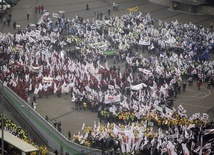 Manifestacja górników idzie ulicami Katowic