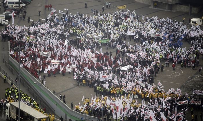 Manifestacja górników idzie ulicami Katowic