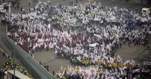 Manifestacja górników idzie ulicami Katowic