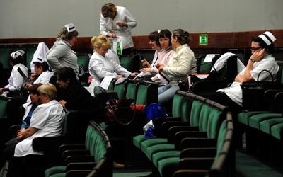 Pielęgniarki wciąż w Sejmie