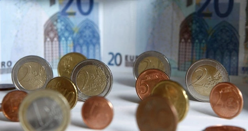 UE o euro, Libii i elektrowniach