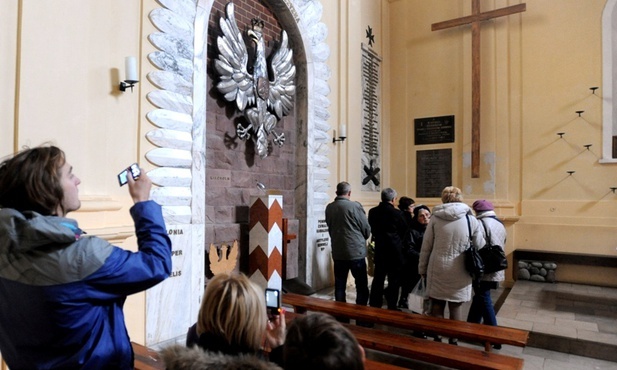 Rocznica Smoleńska: Dwie polskie delegacje