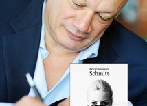 Eric-Emmanuel Schmitt podczas wizyty w Warszawie w 2010 r. fot. Jakub Szymczuk (Eric-Emmanuel Schmidt, Trucicielka, Znak, Kraków 2011 ss. 248)				