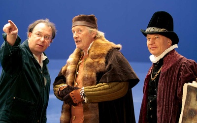 Lech Majewski (z lewej) ożywia obraz Bruegla na taśmie filmowej fot. Henryk Przondziono