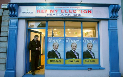 Enda Kenny – na zdjęciu na plakatach wyborczych – został nowym premierem Irlandii