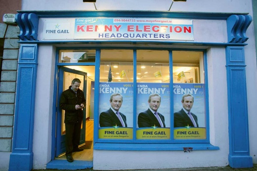 Enda Kenny – na zdjęciu na plakatach wyborczych – został nowym premierem Irlandii