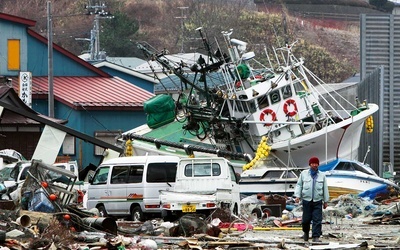 Rybak wśród kutrów zniszczonych przez tsunami, powstałe w wyniku trzęsienia ziemi, które nawiedziło Japonię 11 marca. 