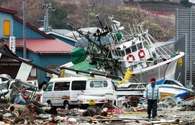 Rybak wśród kutrów zniszczonych przez tsunami, powstałe w wyniku trzęsienia ziemi, które nawiedziło Japonię 11 marca. 