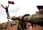 Przeciwnicy Kaddafiego cieszą się po skutecznym nalocie NATO na kolumnę wojska wiernego dykatatorowi
