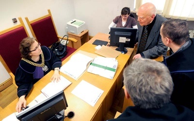 Jarosław Marek Rymkiewicz stawił się przed sądem, ale rozprawę odroczono 