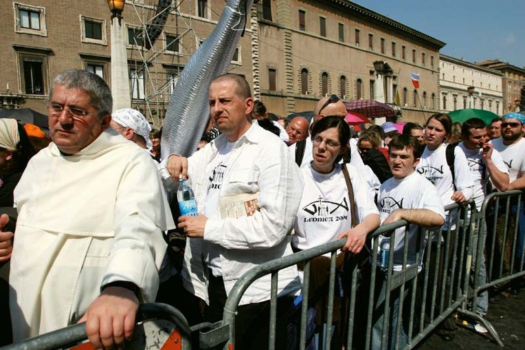 Rzym, 6.04.2005. Przybity ojciec Jan Góra i młodzież z poznańskiego duszpasterstwa stoją w długiej kolej-ce do trumny z ciałem Jana Pawła II. Tego dnia ryczałem jak małe dziecko – opowiada dominikanin