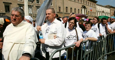 Rzym, 6.04.2005. Przybity ojciec Jan Góra i młodzież z poznańskiego duszpasterstwa stoją w długiej kolej-ce do trumny z ciałem Jana Pawła II. Tego dnia ryczałem jak małe dziecko – opowiada dominikanin