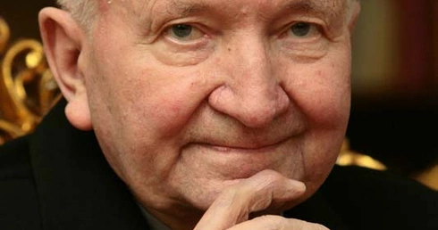 kard. Marian Jaworski – ur. 1926 we Lwowie, święcenia kapłańskie przyjął w 1950 r., filozof religii, arcybiskup lwowski, senior obrządku łacińskiego, bliski przyjaciel Jana Pawła ii
