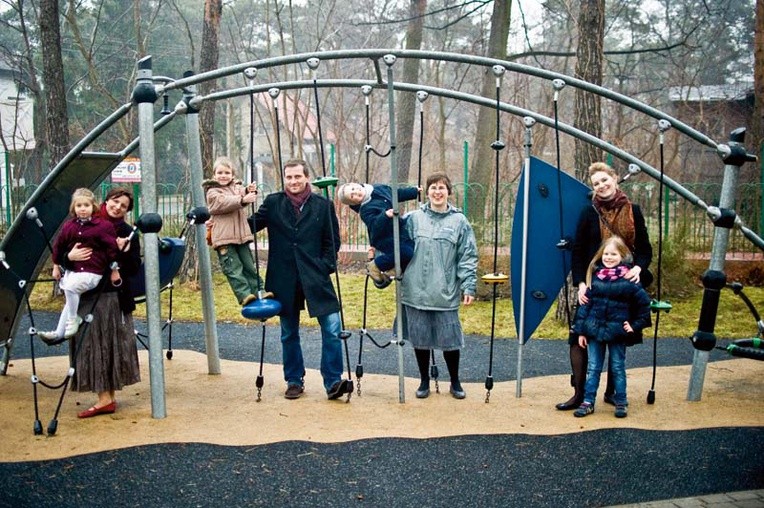 	Na zdjęciu od lewej: Agnieszka Waszkiewicz z córką Leonią, Michał Kot z synkiem Dominikiem, Wanda Rak z synem Jackiem, Joanna Jończyk z córką Zosią