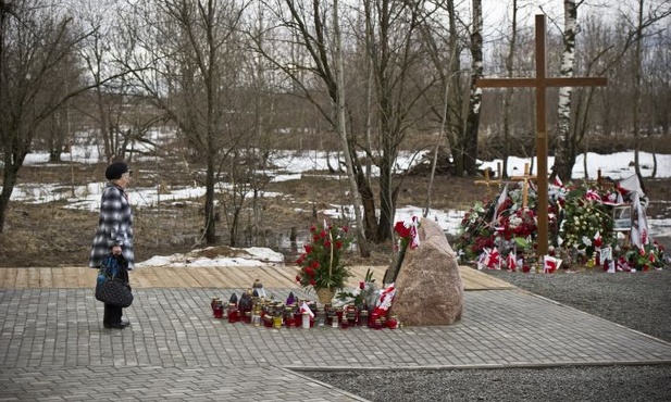 Modlą się przy wraku TU 154 M