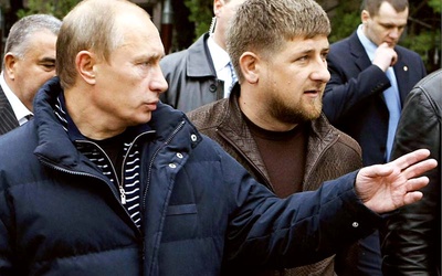 Władza R. Kadyrowa (z prawej), opiera się na pięciu filarach: popar-ciu Putina, terrorze, odbudowie kraju, zjednywaniu dawnych przeciwników i promocji islamu (Jonathan Littell, Czeczeia rok. III)