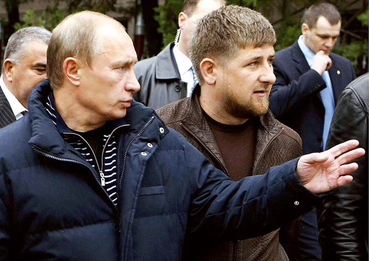 Władza R. Kadyrowa (z prawej), opiera się na pięciu filarach: popar-ciu Putina, terrorze, odbudowie kraju, zjednywaniu dawnych przeciwników i promocji islamu (Jonathan Littell, Czeczeia rok. III)