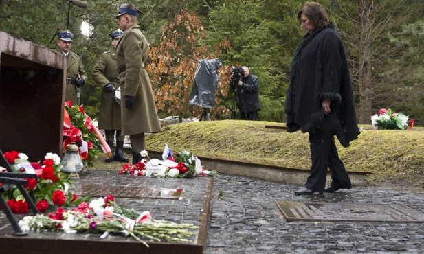 Katyń: A.Komorowska wraz z rodzinami złożyła wieńce
