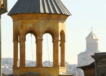 Tbilisi to miasto świątyń. Każdy, kto przechodzi w ich pobliżu, żegna się. W Polsce to rzadkość. 