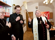 Od lewej: bp Adam Lepa, ks. Marek Gancarczyk i abp Sławoj Leszek Głódź