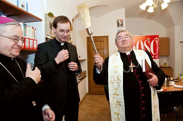 Od lewej: bp Adam Lepa, ks. Marek Gancarczyk i abp Sławoj Leszek Głódź