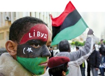 Powstańcy używają barw starej flagi libijskiej. Przeciwnicy Kaddafiego nie reprezentują jednak całego spo-łeczeństwa. Zachód przyznaje, że nie wziął tego pod uwagę, planując atak