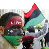 Powstańcy używają barw starej flagi libijskiej. Przeciwnicy Kaddafiego nie reprezentują jednak całego spo-łeczeństwa. Zachód przyznaje, że nie wziął tego pod uwagę, planując atak