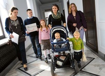 21 marca. Sejm. Przedstawiciele Fundacji Rzecznik Praw Rodziców składają projekt zmian, które m.in. wycofują obowiązek szkolny dla 6-latków