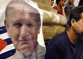 Kubańczycy modlą się na wieść o śmierci Jana Pawła II. Podczas wizyty na tej wyspie w 1998 r. papież upominał się o ich wolność
