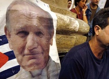 Kubańczycy modlą się na wieść o śmierci Jana Pawła II. Podczas wizyty na tej wyspie w 1998 r. papież upominał się o ich wolność