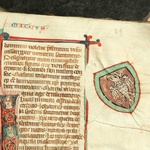 Na królewską fundację Biblii wskazuje piastowski orzeł ukazany na czerwonej tarczy herbowej