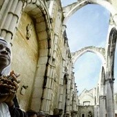 Ruiny kościoła karmelitów w Lizbonie, zniszczonego w 1755 r. przez tsunami