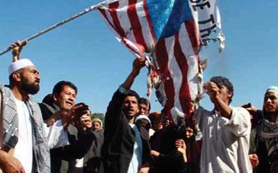 W proteście przeciwko spaleniu Koranu na Florydzie 1 kwietnia Afgańczycy spalili amerykańską flagę