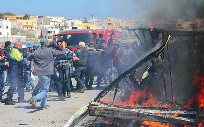 Uchodźcy z Tunezji na Lampedusie tracą cierpliwość. Zaczęli demolować i podpalać samochody i budynki, by zwrócić na siebie uwagę włoskich władz 