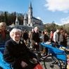 Setki tysięcy chorych przybywających co roku do Lourdes modli się o uzdrowienie 