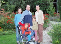 Muzykująca rodzina Bisagów – tata Piotr, mama Karina, Szymon, Wojtek i Tereska