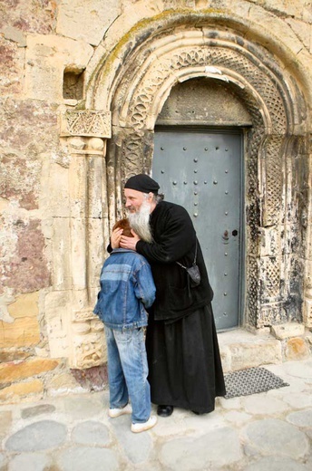 Duchowny Izajasz (Isaia). Opiekuje się dziećmi w ostatniej wiosce przed granicą z Osetią Południową