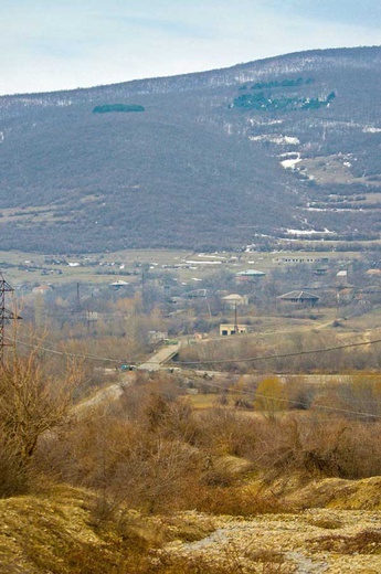 Przełęcz Akhalgori, gdzie ostrzelano prezydenckie samochody. U dołu rzeka Ksani – za nią jest już Osetia Południowa. Na moście rosyjski posterunek