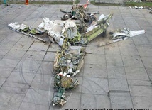 Przez wiele miesięcy TU-154 pozostawał niezabezpieczony. Dopiero od niedawna szczątki samolotu leżą przykryte. To jeden z głównych dowodów w śledztwie, do którego od początku i bez ograniczeń powinni mieć dostęp polscy biegli i prokuratorzy
