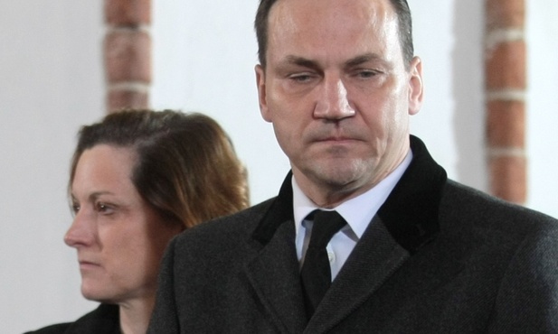MSZ nie zawieszało tablicy ani jej nie usuwało