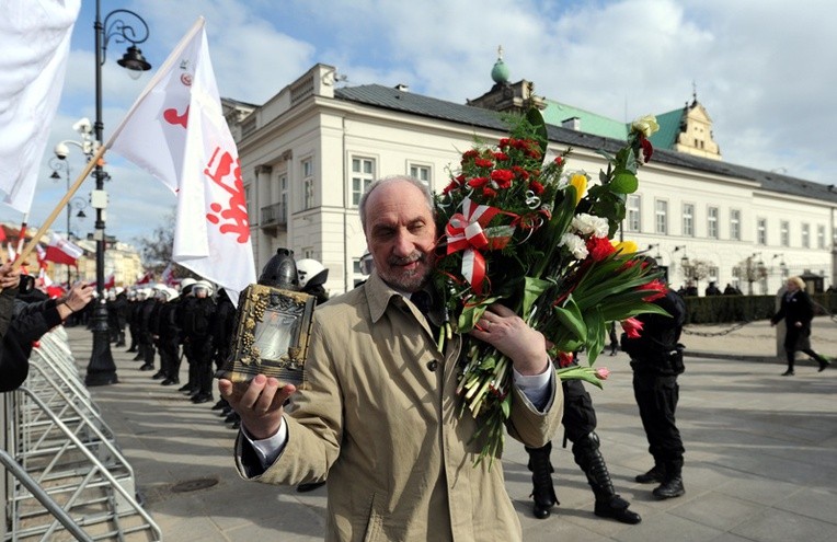 Macierewicz: rosyjskie materiały sfałszowane